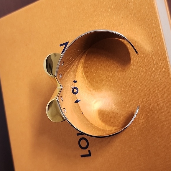 Louis Vuitton Essential V limited edition employee cuff bracelet - Picture 9 of 15